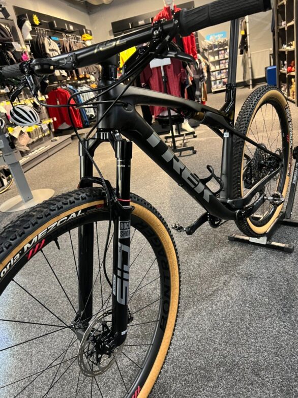 Trek Supercaliber 9.9 XX1 AXS DEMO Matte Raw Carbon/Gloss Trek Bl 2025